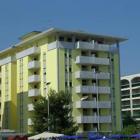 Apartman Beachside Retreat With Terrace In