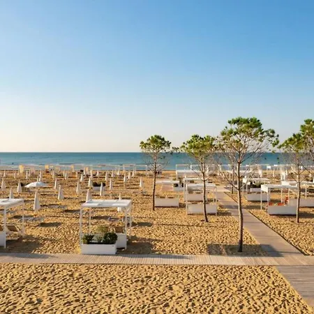 Beachside Retreat With Terrace In Appartamento Bibione